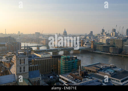 Les ponts de Londres traversant la Tamise, St Pauls et Southwark cathédrales dominent le London Skyline at Dusk Banque D'Images