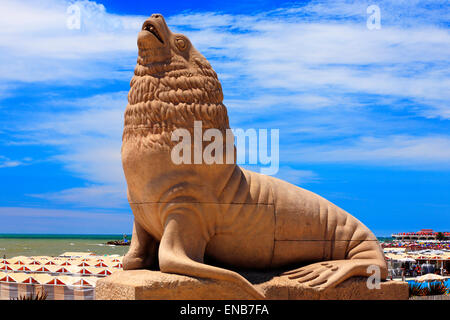 Mar del Plata mer statue de Wolfe de plages d'une côte. L'état de Buenos Aires, Argentine. Banque D'Images