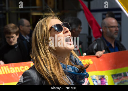 Londres, Royaume-Uni. 1er mai 2015. Des centaines de travailleurs et syndicalistes de tout le Royaume-Uni sont rejoints par les Turcs, Kurdes et anti-capitalistes comme ils mars à Londres le jour de mai. Crédit : Paul Davey/Alamy Live News Banque D'Images