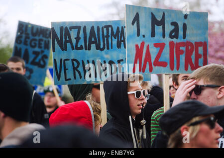 Neubrandenburg, Allemagne. 1er mai 2015. Un manifestant contre des militants du Parti démocratique national (NPD) transporter mars signes écrits avec 'Stop à la marche néonazie' et 'libre' Nazi peut jour à Neubrandenburg, Allemagne, 01 mai 2015. Autour de 300 adeptes de la création de l'extrême-droite se sont réunis pour un rassemblement le même jour -, accompagnée d'une grande police squad et contre-manifestants. Le NPD a été bloqué par mars contre-manifestants depuis le début. Dpa : Crédit photo alliance/Alamy Live News Banque D'Images