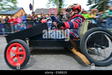 Weimar, Allemagne. 01 mai, 2015. Les participants à prendre leur véhicule sur la cours à la course de boîtes à savon à l'Université Bauhaus de Weimar, Allemagne, 01 mai 2015. La course a été traditionnellement organisé par le corps étudiant de Weimar. Toute personne qui porte leur boîte à savon pour l'inspection avant le départ de la course peut participer. C'est le 25e événement. Photo : MARTIN SCHUTT/dpa/Alamy Live News Banque D'Images