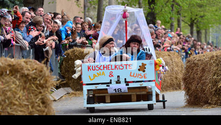 Weimar, Allemagne. 01 mai, 2015. Les participants à prendre leur véhicule sur la cours à la course de boîtes à savon à l'Université Bauhaus de Weimar, Allemagne, 01 mai 2015. La course a été traditionnellement organisé par le corps étudiant de Weimar. Toute personne qui porte leur boîte à savon pour l'inspection avant le départ de la course peut participer. C'est le 25e événement. Photo : MARTIN SCHUTT/dpa/Alamy Live News Banque D'Images