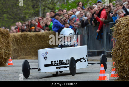 Weimar, Allemagne. 01 mai, 2015. Les participants à prendre leur véhicule sur la cours à la course de boîtes à savon à l'Université Bauhaus de Weimar, Allemagne, 01 mai 2015. La course a été traditionnellement organisé par le corps étudiant de Weimar. Toute personne qui porte leur boîte à savon pour l'inspection avant le départ de la course peut participer. C'est le 25e événement. Photo : MARTIN SCHUTT/dpa/Alamy Live News Banque D'Images