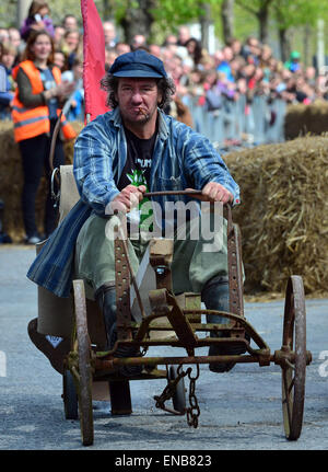 Weimar, Allemagne. 01 mai, 2015. Les participants à prendre leur véhicule sur la cours à la course de boîtes à savon à l'Université Bauhaus de Weimar, Allemagne, 01 mai 2015. La course a été traditionnellement organisé par le corps étudiant de Weimar. Toute personne qui porte leur boîte à savon pour l'inspection avant le départ de la course peut participer. C'est le 25e événement. Photo : MARTIN SCHUTT/dpa/Alamy Live News Banque D'Images