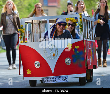 Weimar, Allemagne. 01 mai, 2015. Les participants à prendre leur véhicule sur la cours à la course de boîtes à savon à l'Université Bauhaus de Weimar, Allemagne, 01 mai 2015. La course a été traditionnellement organisé par le corps étudiant de Weimar. Toute personne qui porte leur boîte à savon pour l'inspection avant le départ de la course peut participer. C'est le 25e événement. Photo : MARTIN SCHUTT/dpa/Alamy Live News Banque D'Images