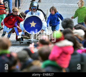 Weimar, Allemagne. 01 mai, 2015. Les participants à prendre leur véhicule sur la cours à la course de boîtes à savon à l'Université Bauhaus de Weimar, Allemagne, 01 mai 2015. La course a été traditionnellement organisé par le corps étudiant de Weimar. Toute personne qui porte leur boîte à savon pour l'inspection avant le départ de la course peut participer. C'est le 25e événement. Photo : MARTIN SCHUTT/dpa/Alamy Live News Banque D'Images