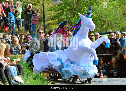 Weimar, Allemagne. 01 mai, 2015. Les participants à prendre leur véhicule sur la cours à la course de boîtes à savon à l'Université Bauhaus de Weimar, Allemagne, 01 mai 2015. La course a été traditionnellement organisé par le corps étudiant de Weimar. Toute personne qui porte leur boîte à savon pour l'inspection avant le départ de la course peut participer. C'est le 25e événement. Photo : MARTIN SCHUTT/dpa/Alamy Live News Banque D'Images