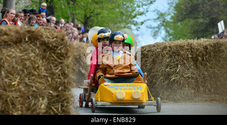 Weimar, Allemagne. 01 mai, 2015. Les participants à prendre leur véhicule sur la cours à la course de boîtes à savon à l'Université Bauhaus de Weimar, Allemagne, 01 mai 2015. La course a été traditionnellement organisé par le corps étudiant de Weimar. Toute personne qui porte leur boîte à savon pour l'inspection avant le départ de la course peut participer. C'est le 25e événement. Photo : MARTIN SCHUTT/dpa/Alamy Live News Banque D'Images