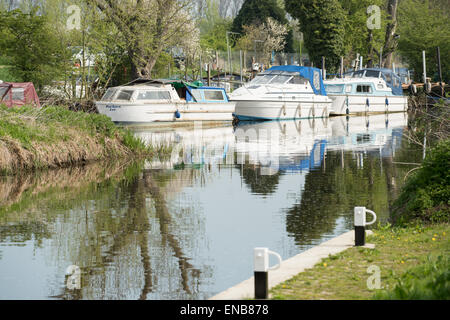 Bateaux de rivière sur la rivière Nene à Woodford Mill, Northamptonshire. Banque D'Images