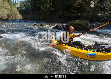 Au milieu de la fourche de la rivière Santiam, Oregon. Banque D'Images