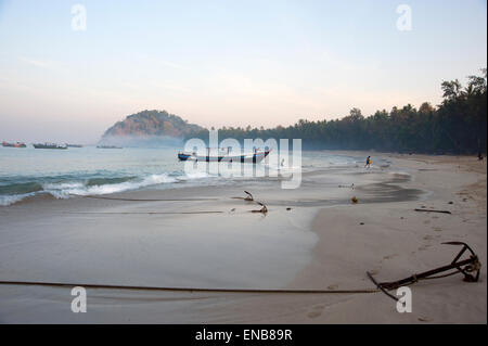 Un bateau de pêche Moors à l'aube sur la plage à la plage de Ngapali Myanmar Birmanie Banque D'Images