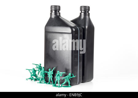 Toy army men avec pinte d'huile symbolisant la guerre du pétrole au Moyen-Orient Banque D'Images