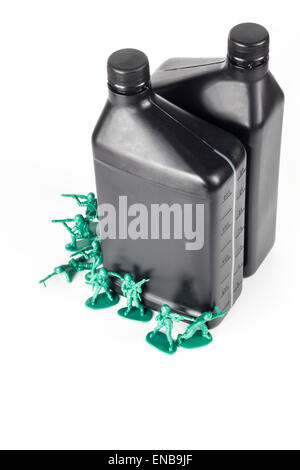Toy army men avec pinte d'huile symbolisant la guerre du pétrole au Moyen-Orient Banque D'Images