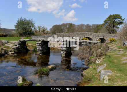 Postbridge. Un 'pont' clapper à Dartmoor, dans le Devon UK. Une attraction touristique populaire, il est dit d'datent du 13e siècle. Banque D'Images