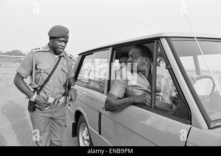 Le président Idi Amin au volant de sa Range Rover de parler à l'un de ses gardes du corps à l'aéroport d'Entebbe près de Kampala, en Ouganda. 27 février 1977. Banque D'Images