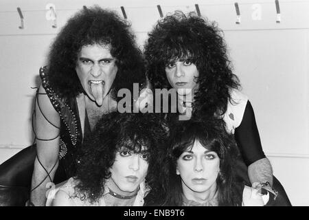 Groupe de rock américain Kiss vu ici dans une très petite pause entre les numéros lors de leur concert au Wembley Arena, soi-disant la première fois qu'ils ont été vus sans leur stade composent. Rangée du haut de gauche à droite sont : Gene Simmons et Eric Carr. Rangée du bas : Paul Banque D'Images