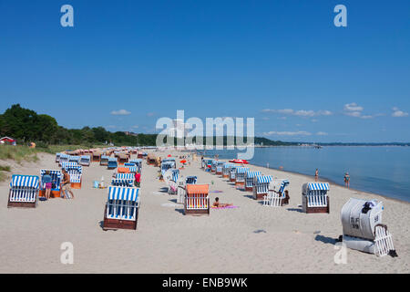 Hôtel Maritim et chaises de plage en osier couvert le long de la mer Baltique à Timmendorfer Strand / Plage Timmendorf, Allemagne Banque D'Images