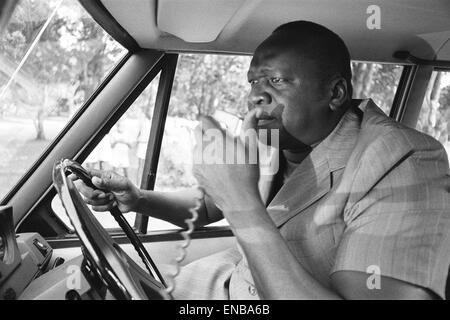 Le président Idi Amin au volant de sa Range Rover à l'aéroport d'Entebbe près de Kampala, en Ouganda. 27 février 1977. Banque D'Images