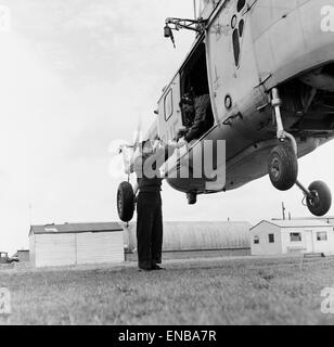 Hélicoptère de sauvetage aérien 66e Escadron, United States Air Force Base à Manston, 10 août 1954. Les pilotes d'hélicoptère à partir de la base de l'USAF démontrer leurs compétences en tant qu'ils pratiquent l'avant de l'Artillerie royale de Woolwich tatouage lumière recherche Stadium en septemb Banque D'Images