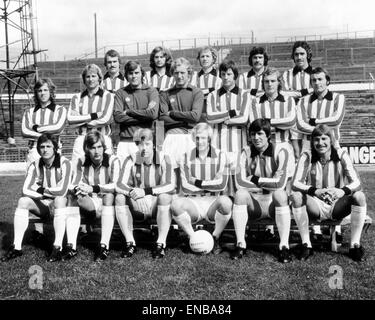 L'équipe de football de Stoke City, pré saison photo. Août 1974. Rangée arrière de gauche à droite Kevin Lewis Alan Dodd Gerard Conroy Eric Skeels Sean Hazelgrave Center rangée de gauche à droite Michael Pejic Dennis Smith J Farmer Michael McDonald Alan John Mahoney John Bloor Banque D'Images