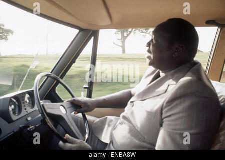 Président de l'Ouganda, le général Idi Amin, photographié au volant de sa Range Rover. 27 février 1977. Banque D'Images
