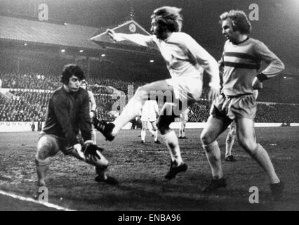 Stoke v West Ham, demi-finale de coupe de Ligue (première lecture), au Victoria rez, mercredi 5 janvier 1972. Jimmy Greenhoff se propulse dans le filet latéral. Score final : Stoke 0-0 West Ham Stoke Gagné 2ème replay, Stoke 3-2 West Ham 4 matches joués dans l'ensemble. Banque D'Images