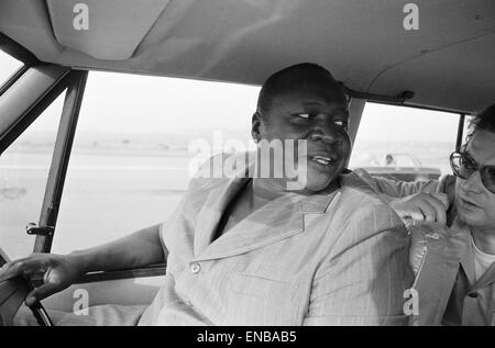 Le président Idi Amin au volant de sa Range Rover à l'aéroport d'Entebbe près de Kampala, en Ouganda. 27 février 1977. Banque D'Images