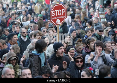 Les participants à la manifestation du Premier Mai révolutionnaire, qui porte le slogan "nous sommes partout, ' effectuer un panneau 'stop' expulsions forcées dans Berlin, Allemagne, 01 mai 2015. Photo : MICHAEL KAPPELER/dpa Banque D'Images