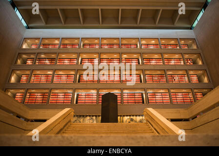 AUSTIN, Texas, États-Unis — Un atrium interne central à la bibliothèque LBJ affichant les épines de boîtes d'archives rouges à travers des fenêtres en verre. La bibliothèque et musée LBJ (Bibliothèque présidentielle LBJ) est l'une des 13 bibliothèques présidentielles administrées par l'Administration nationale des archives et des archives. Il abrite des documents historiques de la présidence et de la vie politique de Lyndon Johnson ainsi qu'un musée. Banque D'Images