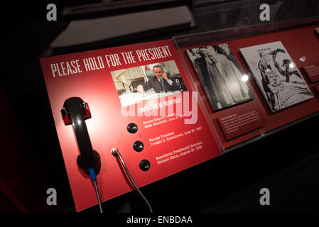 Bibliothèque présidentielle de LBJ exposition de bandes de la Maison Blanche Austin Texas | AUSTIN, Texas, États-Unis — Une exposition « Please Hold for the President » à la bibliothèque présidentielle de LBJ, où un combiné rotatif permet aux visiteurs d'entendre des extraits des appels téléphoniques de Lyndon Johnson à la Maison Blanche à des personnalités telles que le chef de la majorité au Sénat Mike Mansfield, l'ancien président Dwight Eisenhower et Richard Nixon. Johnson enregistra secrètement environ 9 000 heures d'appels pendant sa présidence, produisant l'une des archives audio les plus complètes de toute administration américaine. Banque D'Images