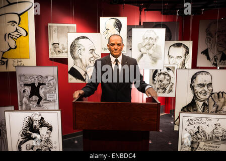 AUSTIN, Texas, États-Unis — une exposition animatronique de LBJ utilise des enregistrements de certaines de ses blagues pour démontrer son sens de l'humour. La bibliothèque et musée LBJ (Bibliothèque présidentielle LBJ) est l'une des 13 bibliothèques présidentielles administrées par l'Administration nationale des archives et des archives. Il abrite des documents historiques de la présidence et de la vie politique de Lyndon Johnson ainsi qu'un musée. Banque D'Images