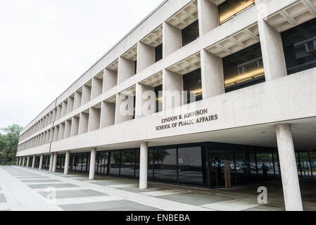 AUSTIN, Texas, États-Unis — L'extérieur de la LBJ School of public Affairs de l'Université du Texas à Austin, Texas. La bibliothèque et musée LBJ (Bibliothèque présidentielle LBJ) est l'une des 13 bibliothèques présidentielles administrées par l'Administration nationale des archives et des archives. Il abrite des documents historiques de la présidence et de la vie politique de Lyndon Johnson ainsi qu'un musée. Banque D'Images