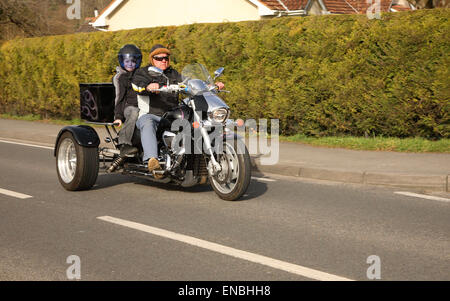 Tricycle à moteur avec rider et passager Banque D'Images