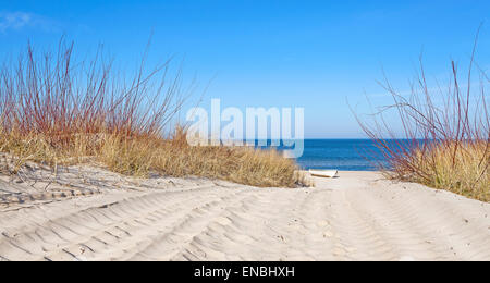 Fond de plage panoramique, petit bateau blanc sur une plage. Banque D'Images