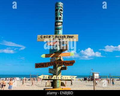 Cocoa Beach Pier Signpost, Florida, USA Banque D'Images