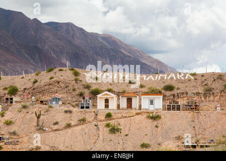 El cementerio de Maimará, visto desde la ruta 9, con la Paleta del Pintor de fondo. Banque D'Images