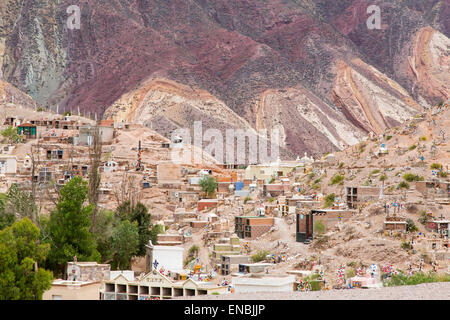 El cementerio de Maimará, visto desde la ruta 9, con la Paleta del Pintor de fondo. Banque D'Images