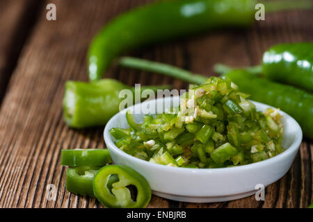 Piments verts coupés (close-up shot) sur fond de bois rustique Banque D'Images