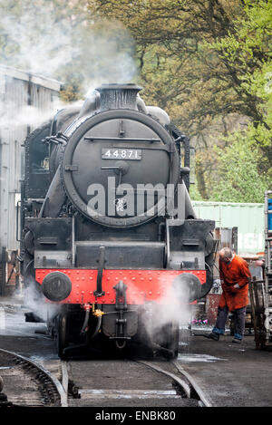 Machine à vapeur prépare au service à grosmont shed. Yorkshire du Nord. Banque D'Images