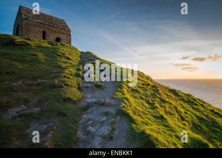 Coucher de soleil sur l'océan, avec des falaises sur la côte de Cornouailles, Royaume-Uni. Banque D'Images