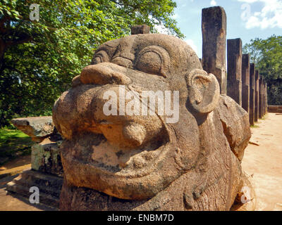 Les étapes d'entrée avec des lions, à la Chambre du Roi Nissankamalla, UNESCO World Heritage SIte, Polonnaruwa, Sri Lanka, Asie Banque D'Images