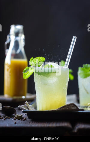 Un cocktail Mule Mumbai dans un verre sur un fond de bois. Banque D'Images
