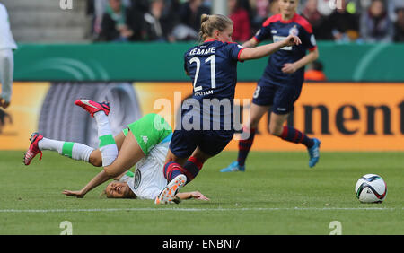 Cologne, Allemagne. 1er mai 2015. allemand womens soccer cup final, le FFC Turbine Potsdam vs VfL Wolfsburg : Lena Goessling (Wolfsburg, L) et Tabea Kemme (Potsdam) lutte pour la balle. Credit : Juergen Schwarz/Alamy Live News Banque D'Images