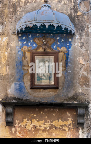 Peinture de la Madone et l'enfant le mur dans Civita di Bagnoregio, Italie Banque D'Images