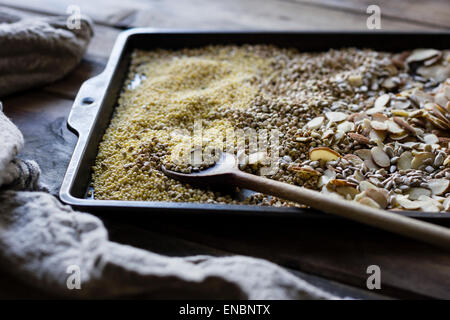 La cuisson d'un végétalien sans gluten Pain de noix et de graines Banque D'Images