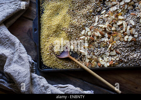 La cuisson d'un végétalien sans gluten Pain de noix et de graines Banque D'Images