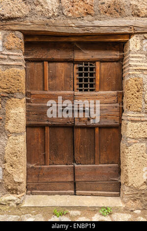 Porte en bois délabrées dans Civita di Bagnoregio, Italie Banque D'Images