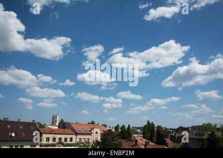 Beaux nuages sur le centre-ville de Novi Sad Banque D'Images