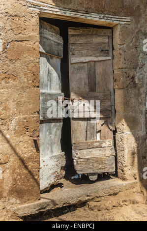 Porte en bois délabrées de capacités dans Civita di Bagnoregio, Italie Banque D'Images