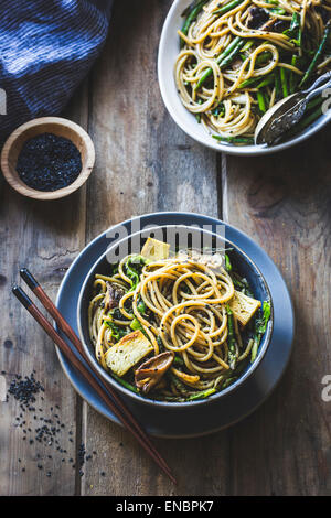 Nouilles au sésame avec du tofu et légumes Banque D'Images